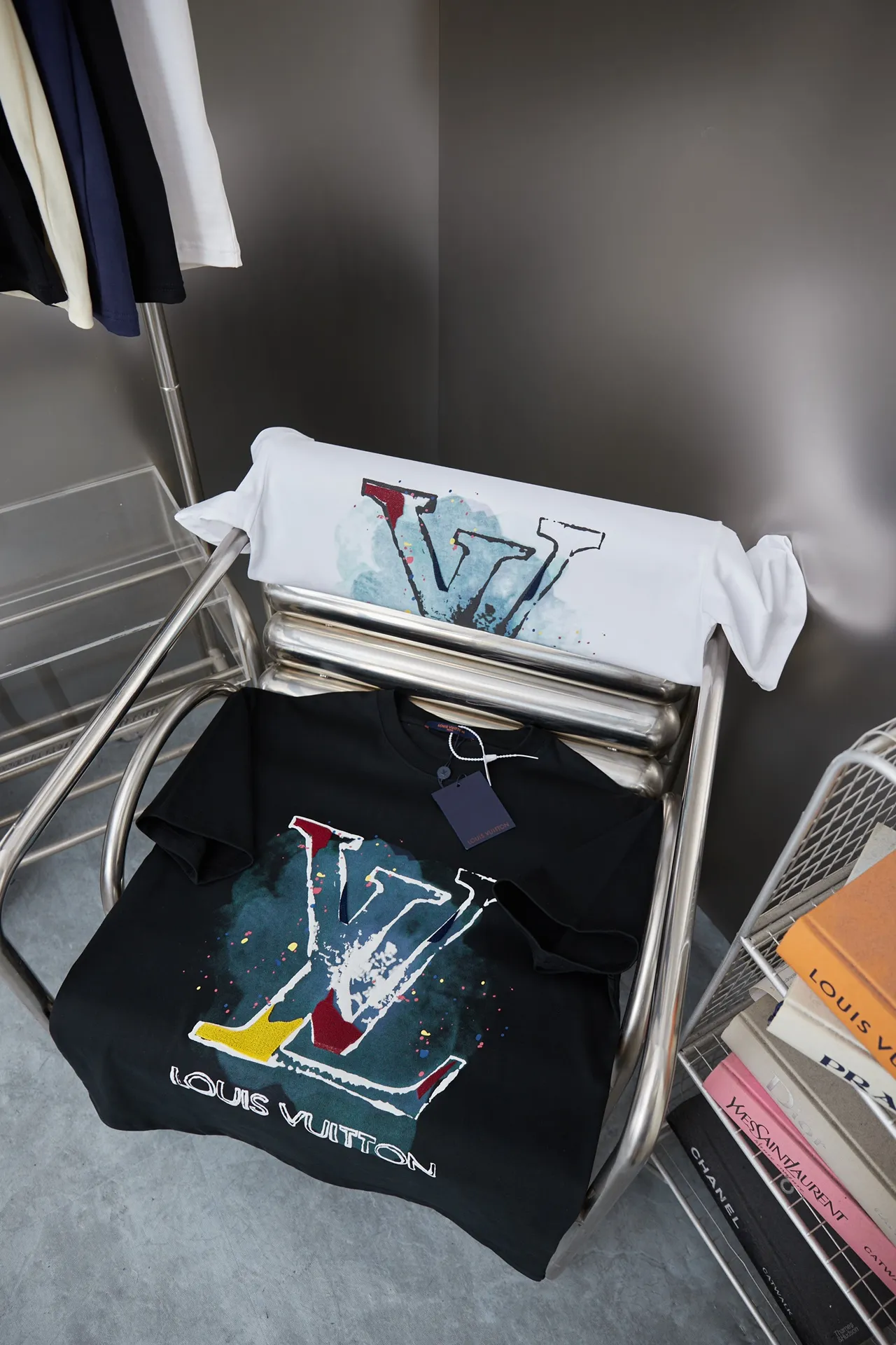 🅿️200 1V 25SS early spring new style Splash-ink graffiti toothbrush embroidered letter short sleeves Light luxury essential item for daily commuting for men and women Correct version Welcome to compare Detailed features · 320g 100% pure cotton double yarn jersey fabric · Custom dyed in the same vat, special thickened 32 pieces double-strand 1X1 thread . Splash-ink graffiti hand-painted LV letter printing · Imported Tajima machine embroidery toothbrush embroidery technology · Double-needle sewing and cross-seam technology · Original main mark, washed tag, brand moisture-proof paper packaging Color: black/white Size: S/M/L/XL